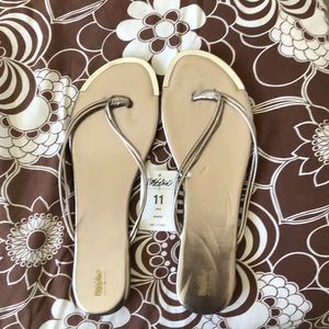 Mossimo pewter flip flops